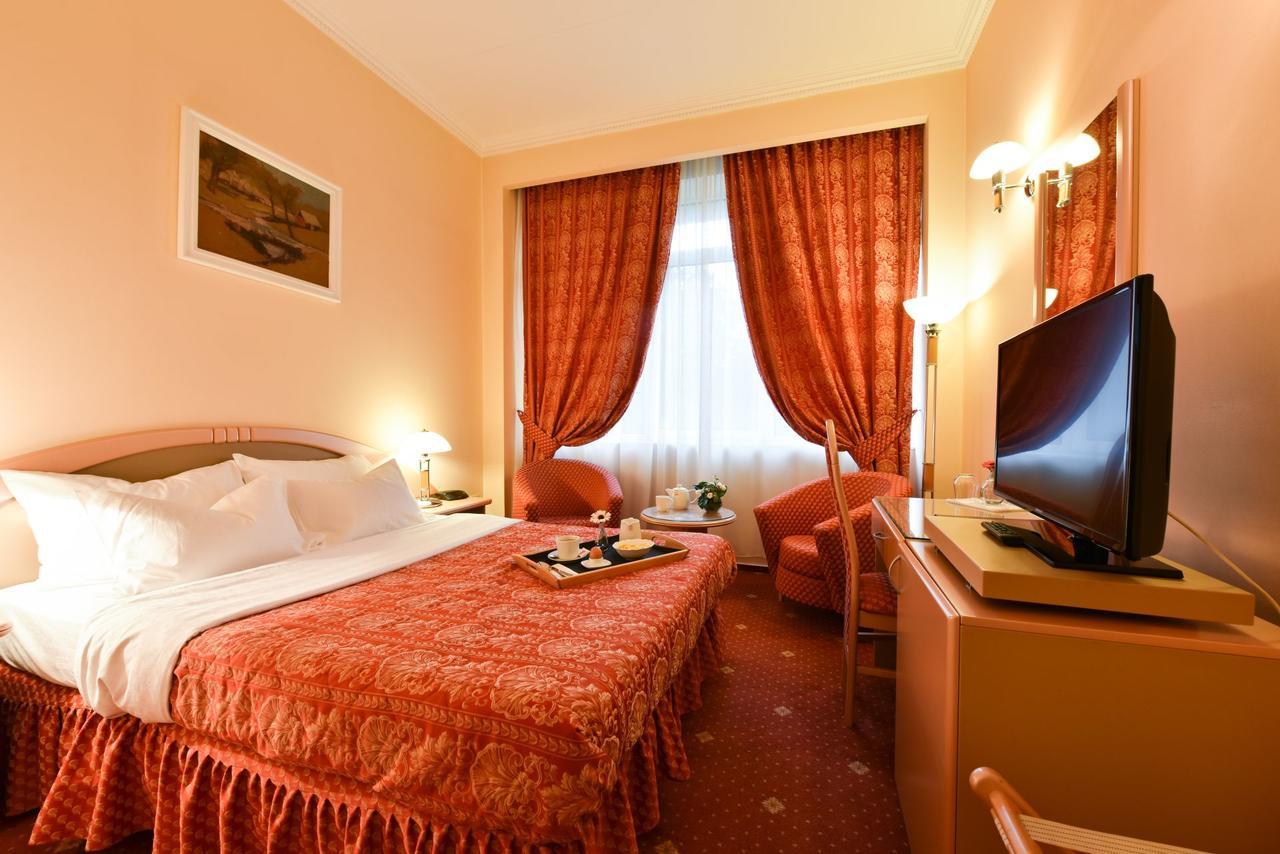 Hotel Belvedere Brăila Exteriör bild